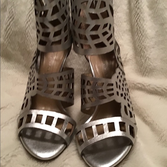 BCBG NWT metallic heels - Picture 7 of 14